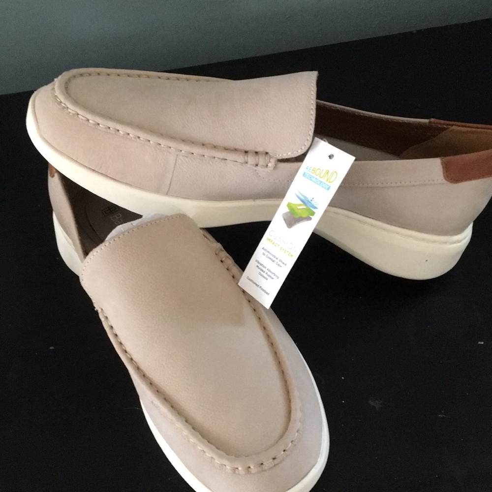 Mens size 10.5 w. Slip on Baretraps shoes